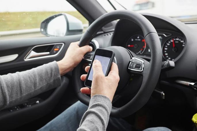 استفاده از تلفن همراه هنگام رانندگی